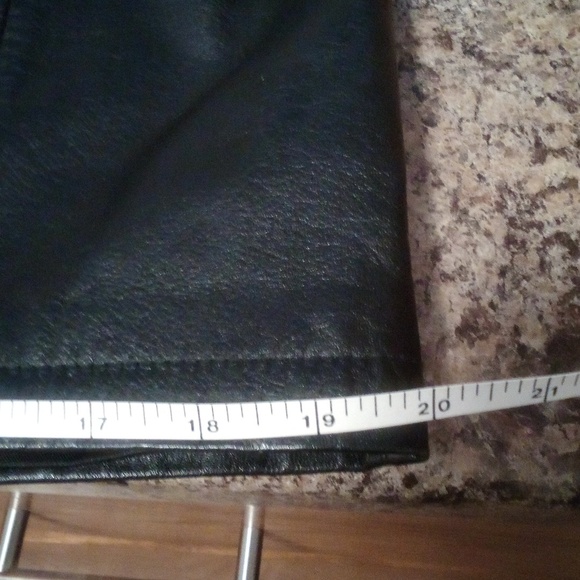 Wilsons Leather Black Mini Skirt       13" Waist , Bottom Width 20" & 17" Length - Picture 6 of 8